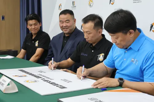 ▲柏文健康事業主導成立的「高雄 Attackers FC」正式宣布進軍2025賽季台灣乙級足球聯賽，並與國立高雄大學簽署產學合作備忘錄。（圖／柏文健康事業提供）