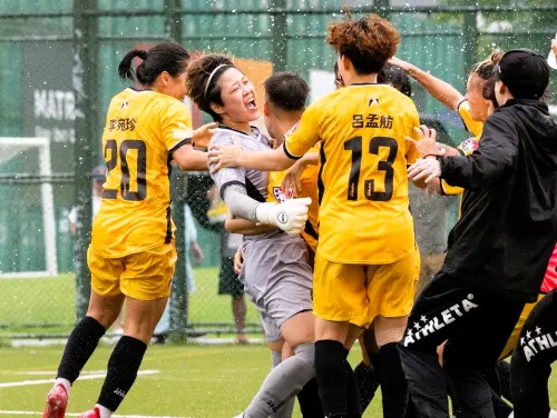 12碼PK大戰 高雄Attackers守門員三木良美(左二)射入致勝進球。(圖/柏文健康事業提供) ▲12碼PK大戰 高雄Attackers守門員三木良美(左二)射入致勝進球。(圖/柏文健康事業提供)