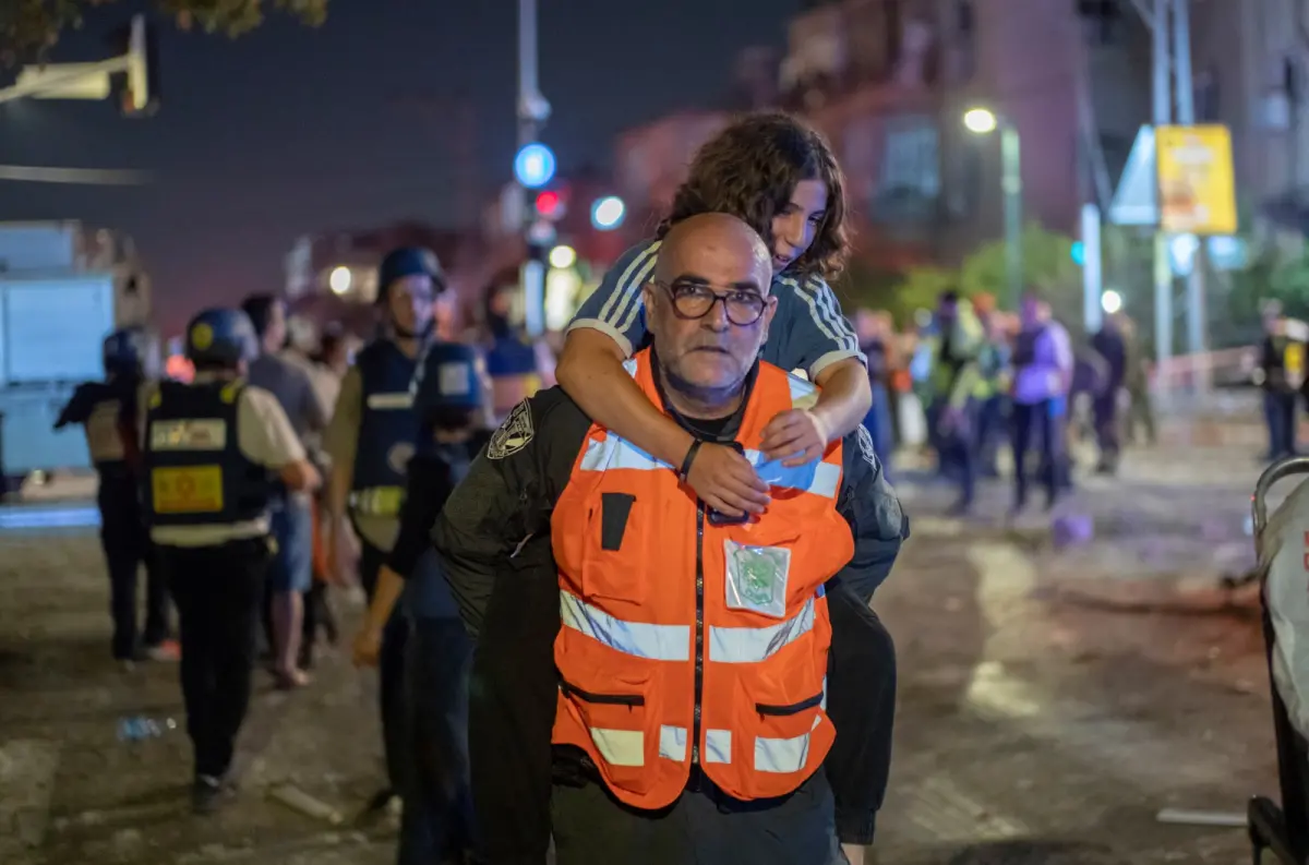 ▲伊朗當地時間13日深夜，對以色列發射上百枚飛彈，報復稍早以國對其核設施、軍事高層及核科學家的襲擊。圖為特拉維夫民眾被撤離至避難所。（圖／美聯社／達志影像）