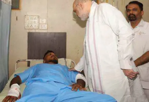 ▲印度航空波音787空難倖存者Vishwash Kumar Ramesh，在醫院接受印度內政部長探視。（圖／美聯社／達志影像）