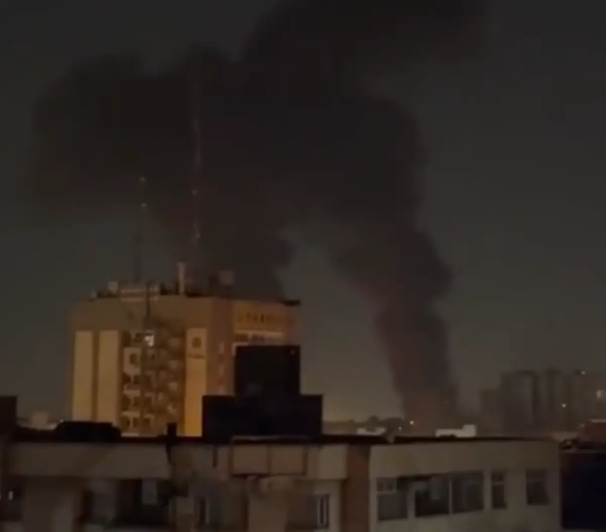 ▲在對以色列進行大規模飛彈射擊報復後，伊朗首都德黑蘭再度傳出爆炸聲響，濃煙升起。（圖／擷取自X影片）