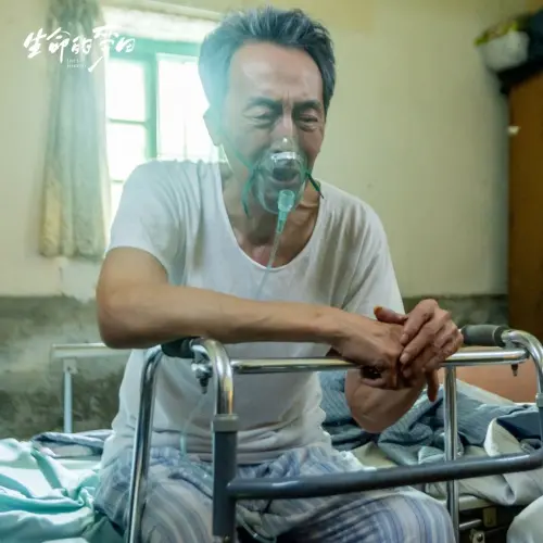 ▲由關聰（如圖）飾演的病重丈夫，引發不少長照家庭的共鳴。（圖／翻攝自大愛劇場臉書）