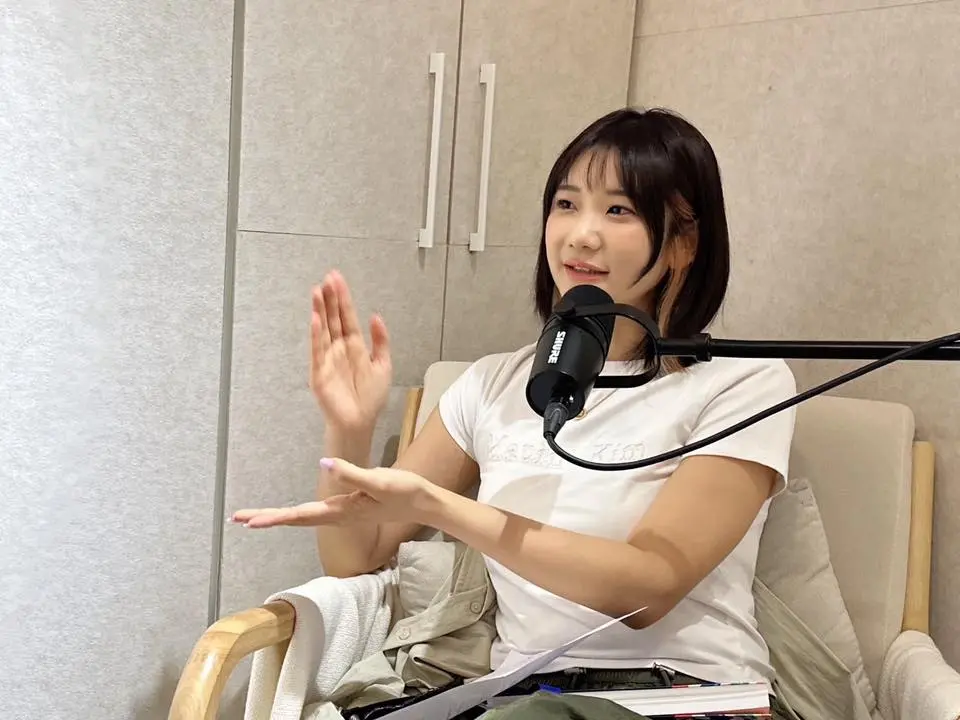 ▲愛莉莎莎（如圖）日前登上作家黃大米的Podcast節目時，談到自己因為過去的爭議言論與事件導致收入歸零，坦言一度連房貸都繳不出來，不過她最終也靠著團購重新翻身，如今身價破億。（圖／翻攝自黃大米臉書）