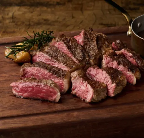 ▲FORE restaurant柴燒牛排台南誠品店於6月14日～7月14日，推出消費滿3600元享線上抽獎機會一次，有機會獲得價值2880元的「12oz美國老饕上蓋牛排」一份。（圖／取自FORE restaurant柴燒牛排臉書）