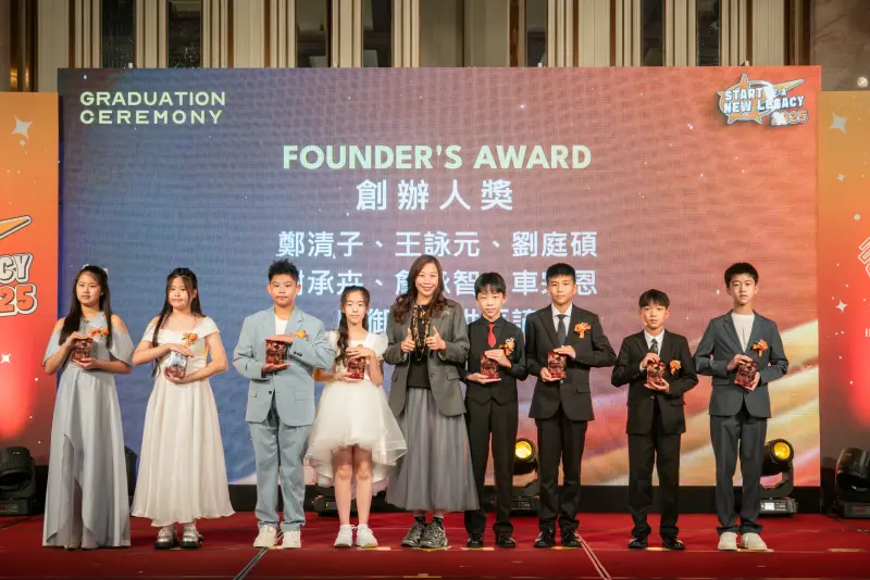 ▲台中葳格小學北屯校區畢業生盛裝打扮上台領獎。（圖／葳格提供）