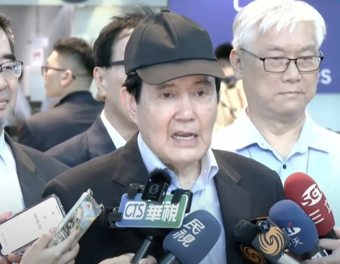 ▲前總統馬英九第四度訪中，今（14）日上午帶著大九學堂學生一起前往桃園機場搭機。（圖／翻攝畫面）