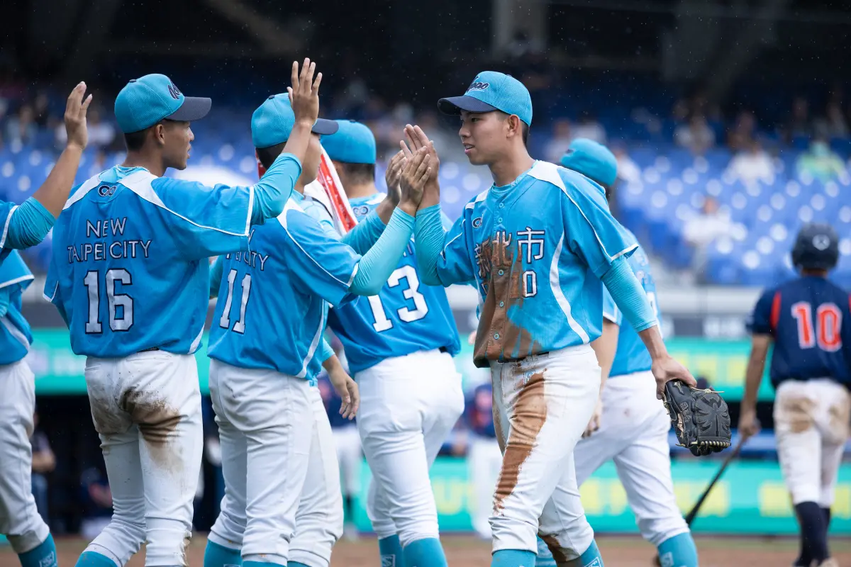 ▲新北市與桃園市拚戰到延長賽，靠著後援3.2局的張乙安敲出致勝安打，順利扳倒大魔王晉級，將與台中市會師冠軍賽（圖／棒協提供）