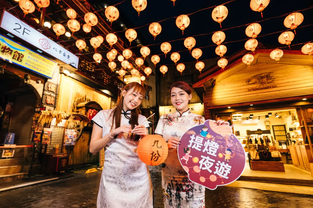 ▲「2025九份紅燈籠祭」將於6月14日傍晚6時盛大點燈，活動將一路持續至7月13日，每晚6時至10時點亮九份老街與周邊景點。本文整理必拍三大打卡點、提燈發放與教館等相關資訊一文掌握。（圖／新北市府提供）