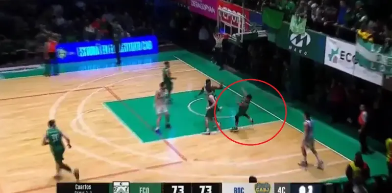 ▲阿根廷聯賽季後賽昨上演超扯絕殺，Emilio Lezcano抄掉，並在0.6秒將球甩向遠在球場另一側的籃框，結果球意外壓哨命中，全場陷入瘋狂，消息傳到台灣後，有不少球迷都想到當年SBL邱金龍的神奇絕殺。（圖／取自basquetplus X）