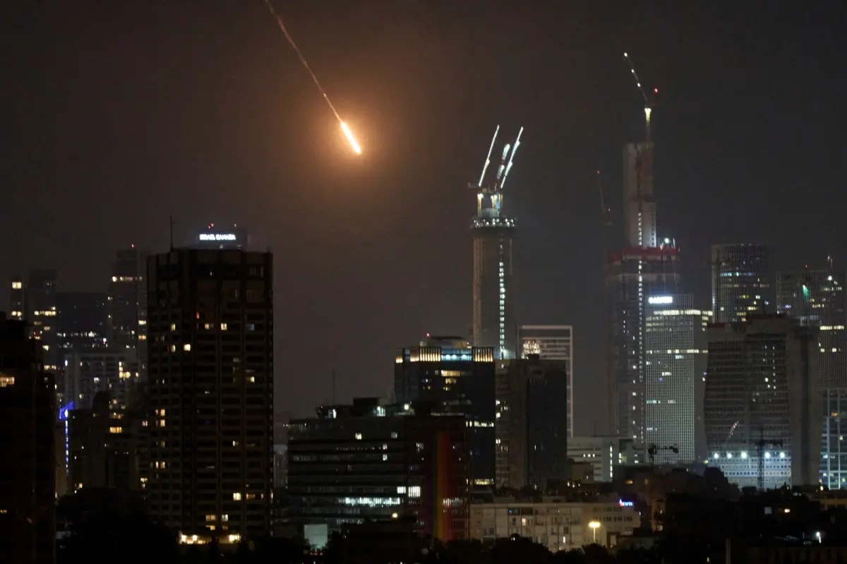 ▲伊朗報復以色列，正陸續發起飛彈空襲攻勢。圖為特拉維夫。（圖／美聯社／達志影像）