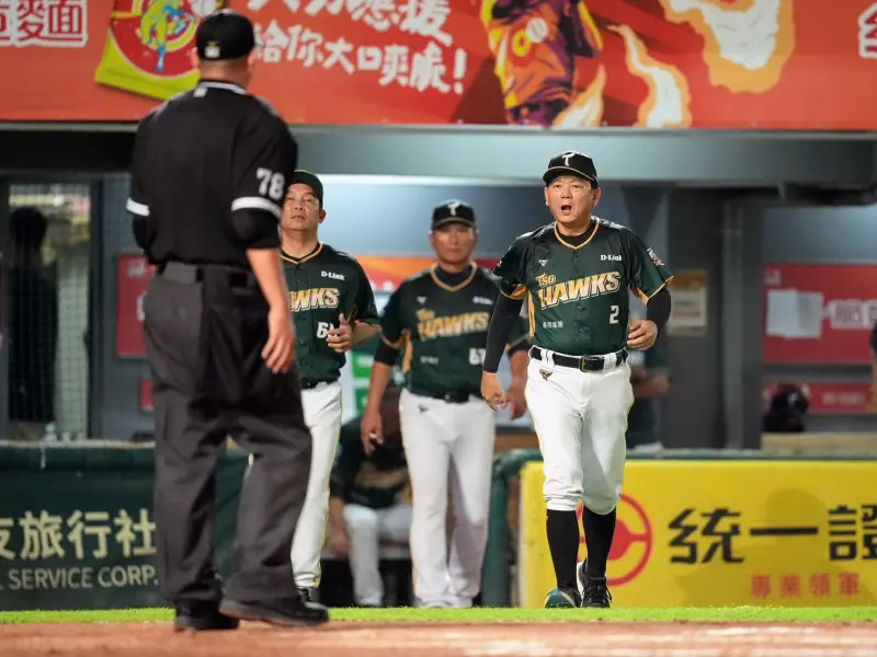 ▲台鋼雄鷹總教練洪一中對於主審好壞球不滿，衝出休息室，向主審抗議。（圖／台鋼雄鷹提供）