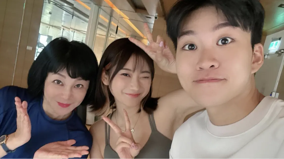 ▲吳淡如（左）、Joeman（右）一同去上愛莉莎莎（中）的瑜伽課，事後3人同框合照留念，沒想到畫面中的Joeman眼睛超大、皮膚超光滑，簡直完全變了個人似的，掀起不小話題。（圖／翻攝自吳淡如臉書）