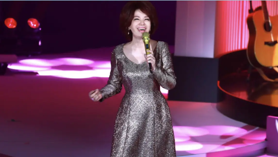 ▲67歲歌手蔡琴昨（13）晚間舉辦《蔡琴2025不要告別演唱會》，唱到〈鄉間的小路〉一曲臨時邀請葉佳修上台，沒想到他無預警自爆2019年發現罹患肺腺癌，如今成功抗癌。（圖／宜辰整合行銷提供）