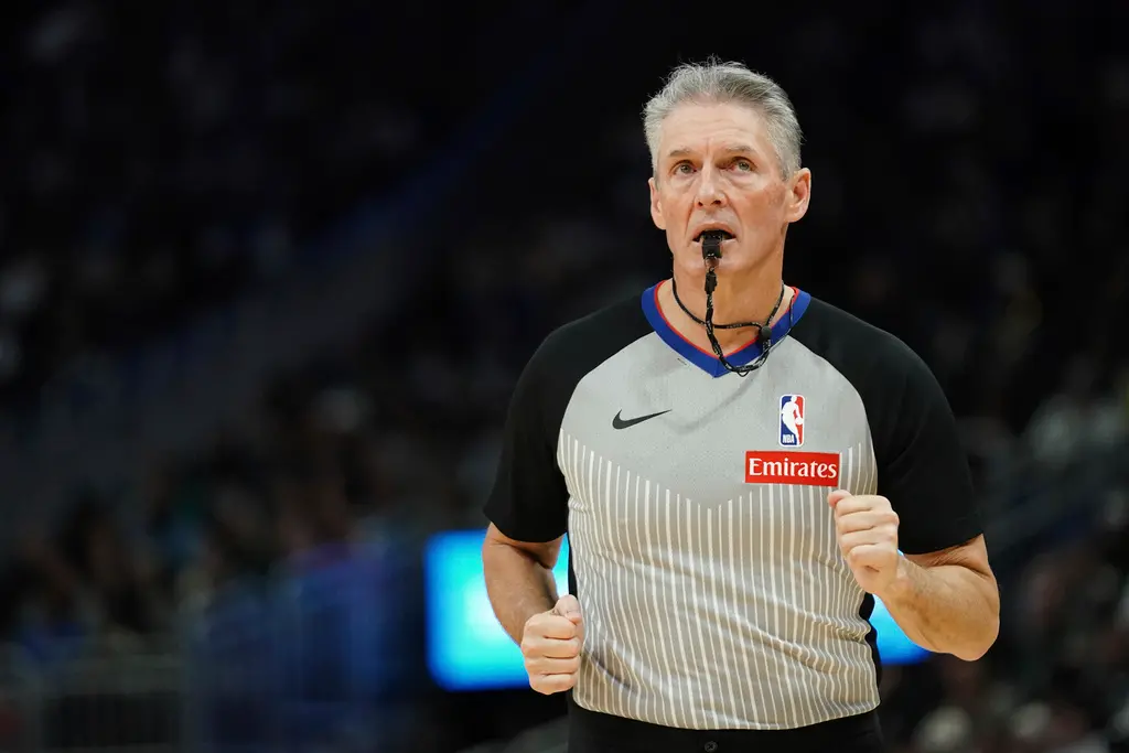 ▲溜馬隊史最接近總冠軍的一戰，卻因一連串爭議判決與末節崩盤，演變為可能遺憾一整個夏天的轉捩點。兩位非球員的「人物」也悄悄地影響了勝負：雷霆的「福神」主裁判Scott Foster（圖中者）和溜馬「勝利女神」Caitlin Clark。（圖／美聯社／達志影像）