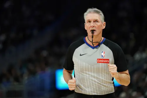 ▲溜馬隊史最接近總冠軍的一戰，卻因一連串爭議判決與末節崩盤，演變為可能遺憾一整個夏天的轉捩點。兩位非球員的「人物」也悄悄地影響了勝負：雷霆的「福神」主裁判Scott Foster（圖中者）和溜馬「勝利女神」Caitlin Clark。（圖／美聯社／達志影像）