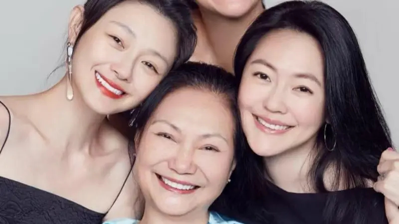 ▲小S（右）與大S（左）的母親S媽（中），國慶連假期間原定出席反霸凌活動，卻因身體不適臨時缺席，對此她也對外坦言自己對霸凌的想法：「看到會掉眼淚。」（圖／黃春梅 臉書）