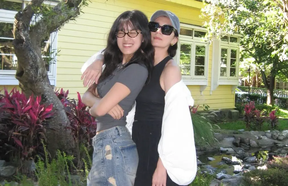 ▲19歲的梧桐妹（左）與50歲的媽媽賈靜雯（右）合照，看起來彷彿「姊妹」。照片中賈靜雯身穿運動短褲還小露香肩，外型超級凍齡。（圖／梧桐妹IG）