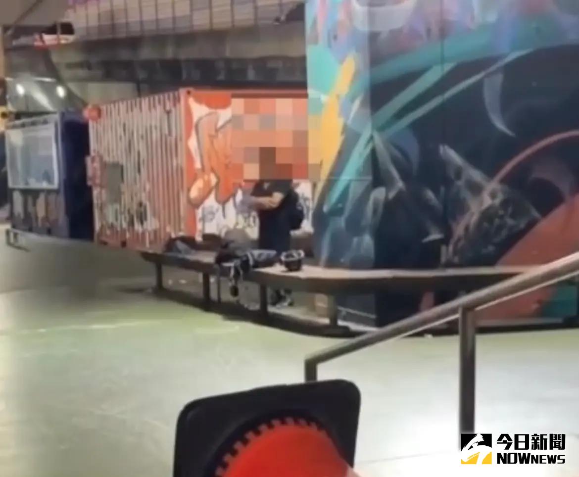 ▲ 滑板場有賊！事發於北市新生高架橋下的熱門滑板場，一名25歲男子偷竊過程全被民眾拍下來。（圖／警方提供）