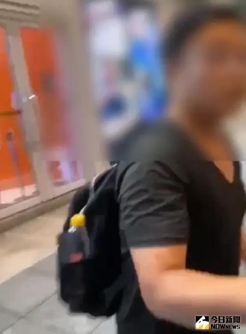 滑板場有賊!事發於北市新生高架橋下的熱門滑板場,一名25歲男子偷竊過程全被家長拍下來。 ▲ 滑板場有賊!事發於北市新生高架橋下的熱門滑板場,一名25歲男子偷小朋友的背包,全被家長目擊,熱心民眾幫忙攔下竊賊。(圖/警方提供)