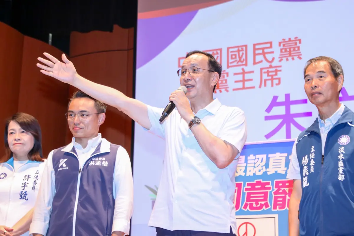 ▲國民黨主席朱立倫合體立委洪孟楷宣傳反惡罷，但是否出席總統府要約的18號共商國是、國安簡報會議，朱立倫保密到家，強調希望幕僚先會前會。（圖／國民黨文傳會提供）