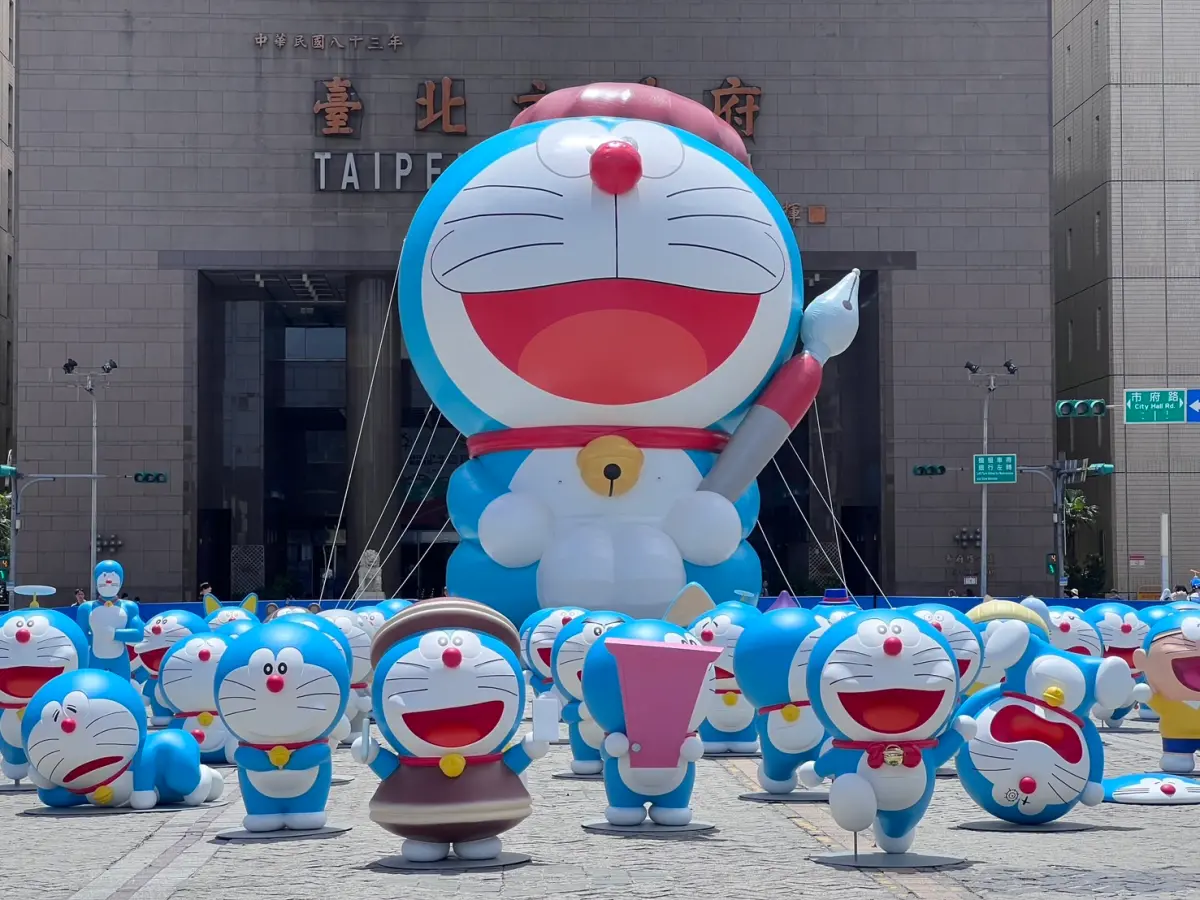 ▲趕快前往！60個哆啦A夢、包含1座12公尺高，今天開始現身北市府前廣場，僅快閃兩天。（圖／北市府提供）
