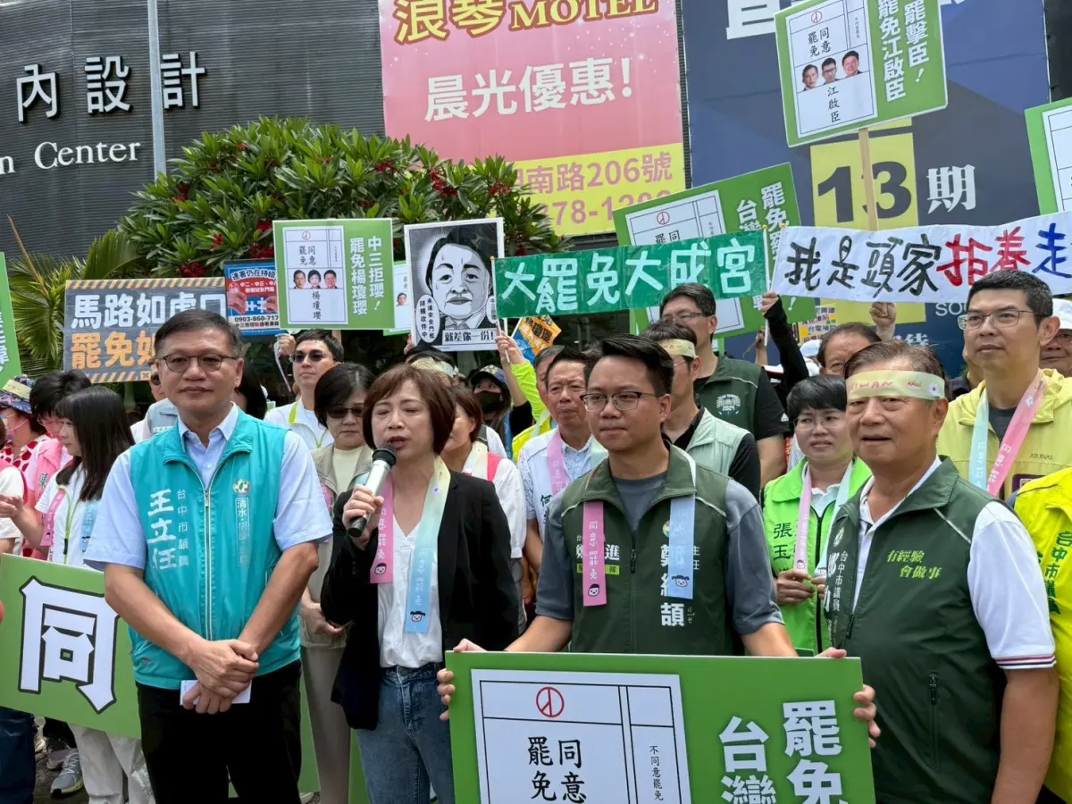 ▲高雄罷韓志工團聯手台中六大罷免團體發起「路口集結 × 跨區聲援」行動(圖／王立任提供2025.6.14)