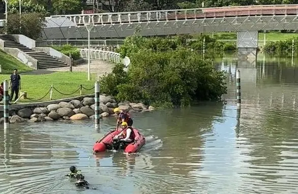 ▲ 14日愛河畔傳出多起墜河意外，高雄77歲蘇姓老翁凌晨三點離家後遲遲未歸，消防局出動橡皮艇搜救，發現老翁時已無生命跡象。（圖／翻攝畫面）