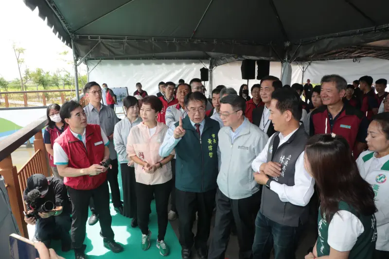 ▲行政院長卓榮泰今天南下台南，視察曾文溪排水及相關防汛工作。台南市長黃偉哲藉此機會向中央爭取水利建設經費。(圖／南市府提供)