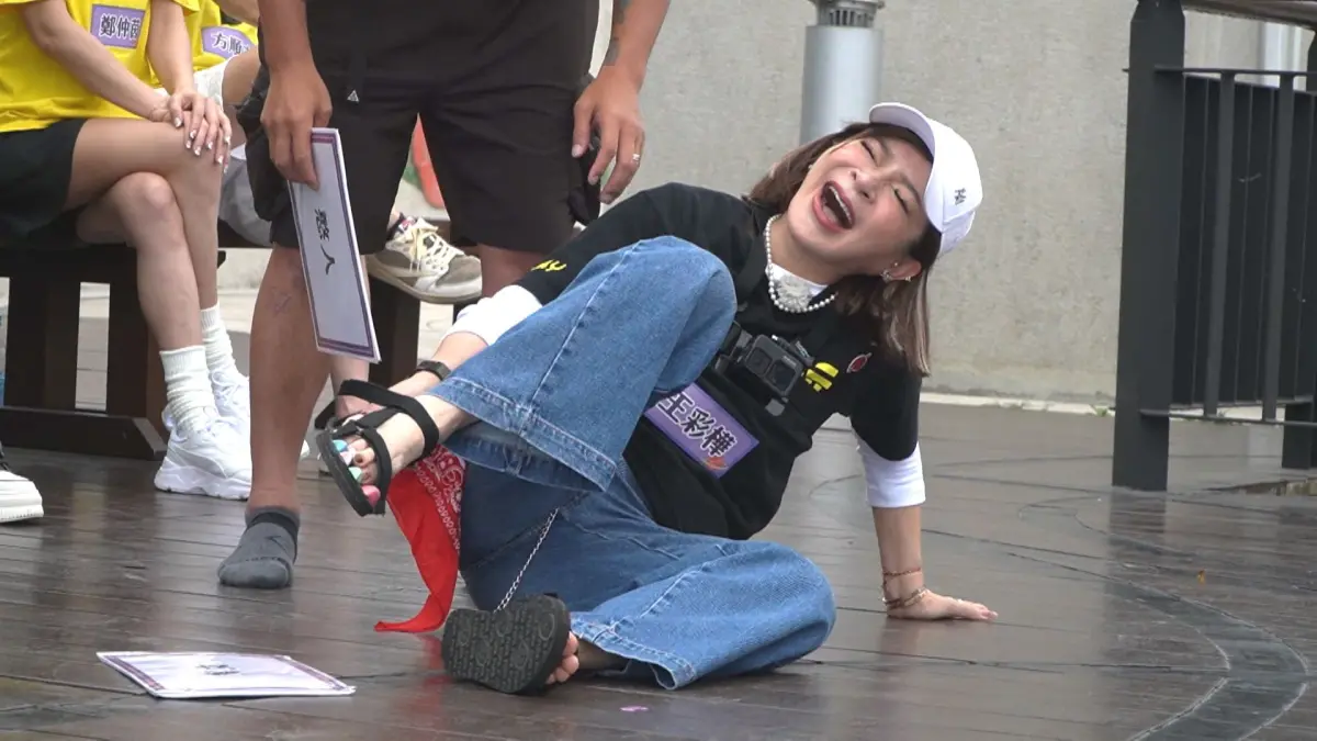 ▲王彩樺（如圖）在《綜藝玩很大》節目中踩健康步道拖鞋，痛到倒地不起，聽到製作組「從山上跑到山下」的任務要求時，傻眼嗆對方：「你們懂倫理嗎？」（圖／綜藝玩很大提供）