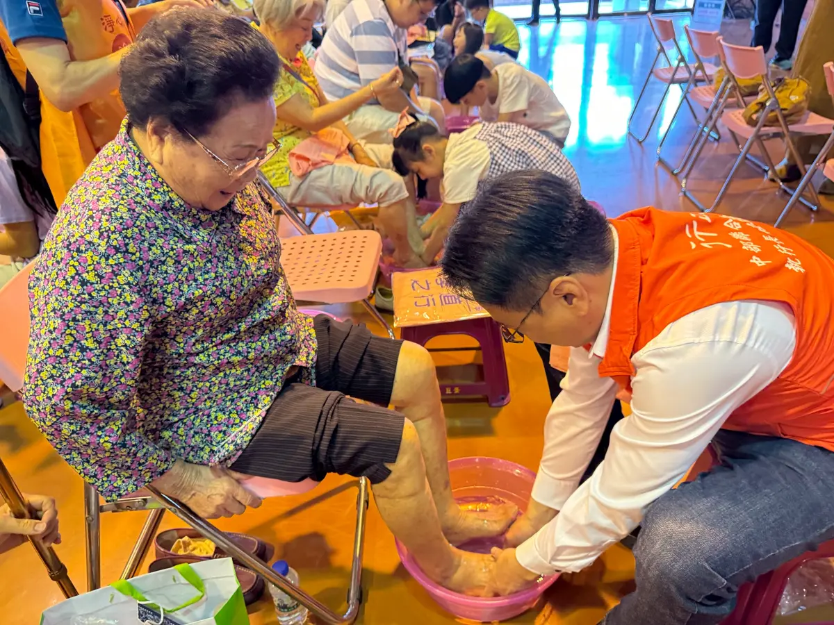 ▲「2025孝親沐足感恩」活動，行政院中部聯合服務中心執行長莊競程，篤93歲的阿嬤沐足(圖／莊競程提供2025.6.14)