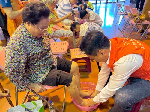 孩子幫爸媽洗腳說「我愛你」　孝親沐足溫馨感人
