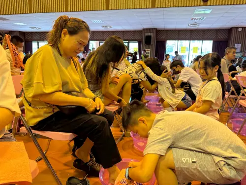 ▲中市私立佛教淨心基金會舉辦「2025孝親沐足感恩活動」(圖／莊競程提供2025.6.14)