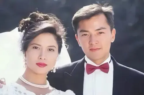 ▲鄭伊健（右）和邵美琪曾舉行婚禮⋯在港劇《九反威龍》的結局中，該劇也是兩人的定情之作。（圖／摘自YouTube）