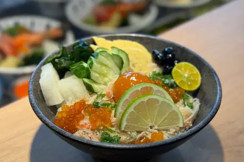 ▲「長浜魚屋・中和環球店」還推出限定餐點松葉蟹丼。（圖／記者葉盛耀攝）