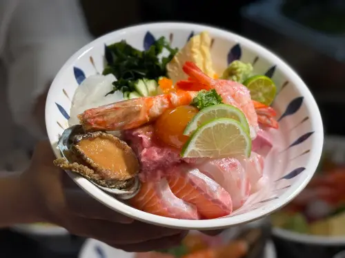 ▲「隱藏版豪華海鮮丼」吃得到新鮮進貨的多種海鮮，碗裡海鮮種類高達11種。（圖／記者葉盛耀攝）
