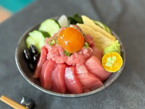 ▲「黑鮪魚丼」能暢享黑鮪魚中腹、赤身、鮪魚泥與鮪魚丁等。（圖／記者葉盛耀攝）