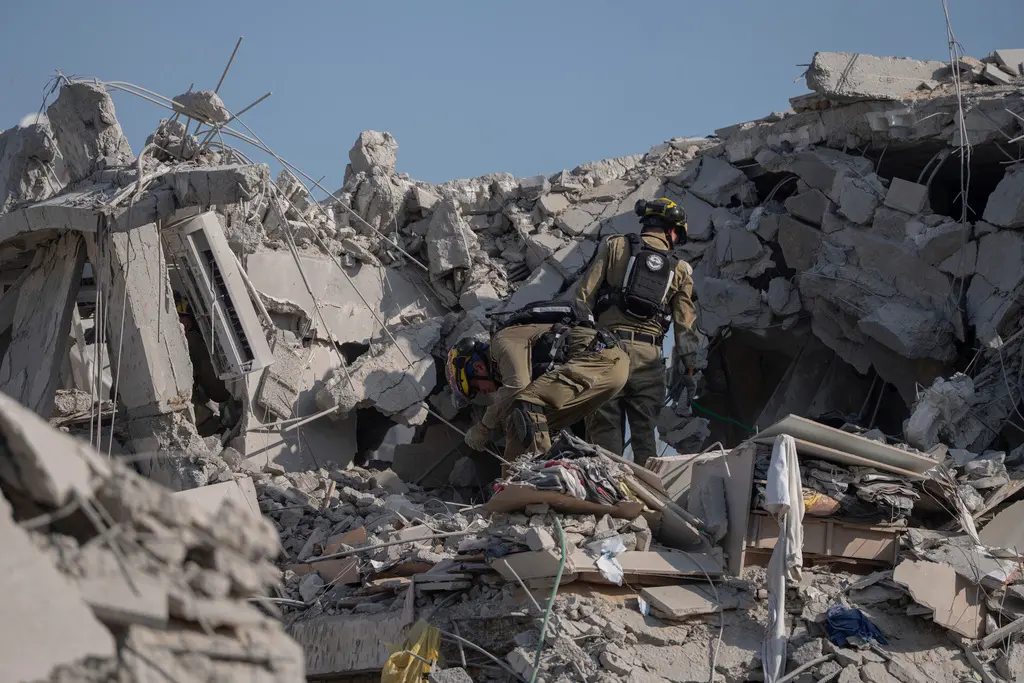 ▲以色列13日清晨實施「崛起雄獅」（Operation Rising Lion）軍事行動，對伊朗發起大規模空襲，伊朗則於當地時間13日晚上發動「真承諾3號」（True Promise 3）軍事行動，發射數波飛彈反擊以色列。圖為以色列市區遇襲後成為斷垣殘壁。（圖／美聯社／達志影像）