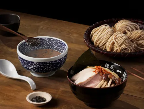 ▲麵屋一燈台中勤美誠品店推出限定「松露魚介冠軍沾麵」，新分店還有優惠活動，消費滿額有機會抽中東京來回機票等多重好禮。（圖／麵屋一燈提供）