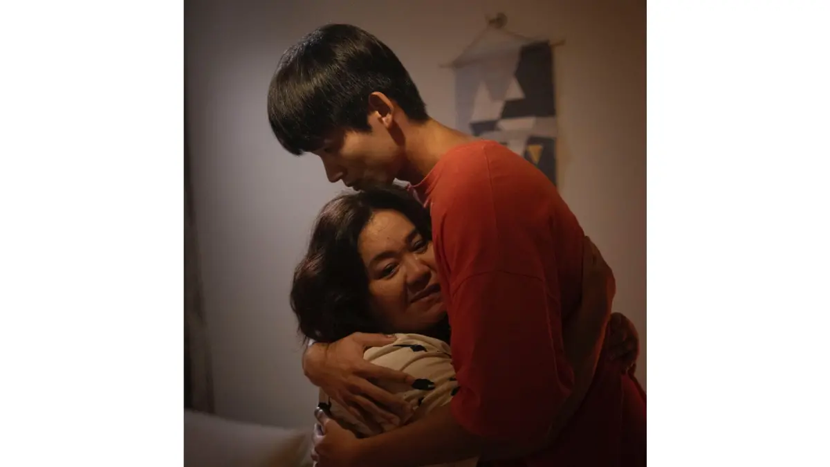 ▲鍾欣凌（左）、王品澔（右）在《拜六禮拜》中飾演母子，王品澔向鍾欣凌坦白出櫃時，鍾欣凌回答的1句話，逼哭3.7萬人，大讚她演技好、想有這樣的媽媽。（圖／公視台語台、華視提供）