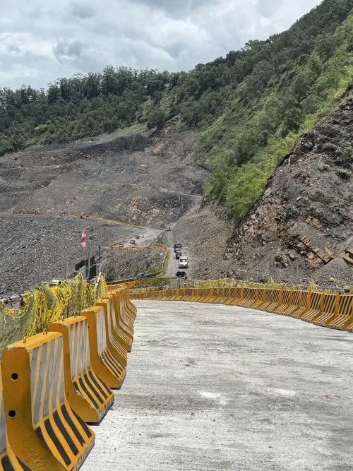 南橫公路明霸克露橋路段13日受豪雨災害道路中斷,公路單位提前部署發揮功效,快速解除孤島、恢復部落聯外交通。 ▲南橫公路明霸克露橋路段13日受豪雨災害道路中斷,公路單位提前部署發揮功效,快速解除孤島、恢復部落聯外交通。(圖/公路局南區養護工程分局)