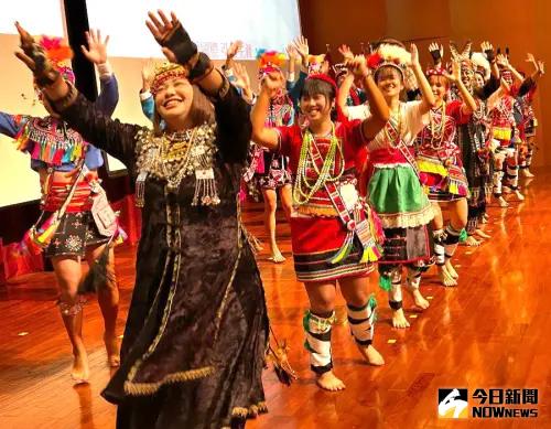 ▲台鋼科技大學舉辦114級畢業典禮,在校生以原住民舞蹈等歌舞表演歡送畢業生。(圖/記者黃守作攝,2025.06.14) ▲台鋼科技大學舉辦114級畢業典禮,在校生以原住民舞蹈等歌舞表演歡送畢業生。(圖/記者黃守作攝,2025.06.14)