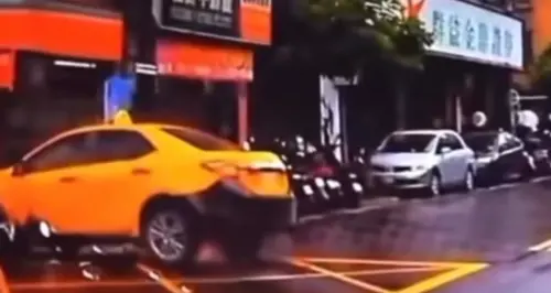 事發於三重正義南路,一輛計程車突然左轉,一台直行機車當場撞上,駕駛被卡在車底,行車紀錄器畫面曝光。 ▲ 事發於三重正義南路,一輛計程車突然左轉,一台直行機車當場撞上,駕駛被卡在車底,行車紀錄器畫面曝光。(圖/翻攝畫面)