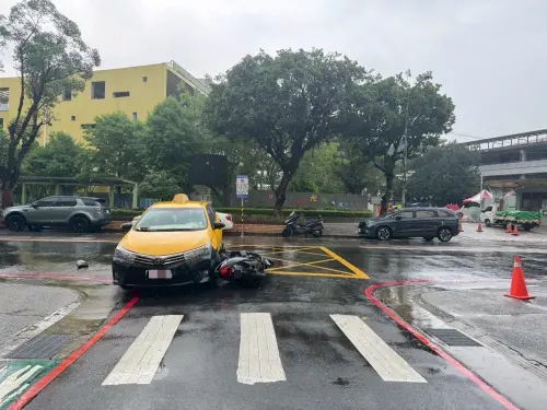 事發於三重正義南路,一輛計程車突然左轉,一台直行機車當場撞上,駕駛被卡在車底,行車紀錄器畫面曝光。 ▲ 事發於三重正義南路,一輛計程車突然左轉,一台直行機車當場撞上,駕駛被卡在車底,幸好送醫後沒有大礙。(圖/翻攝畫面)