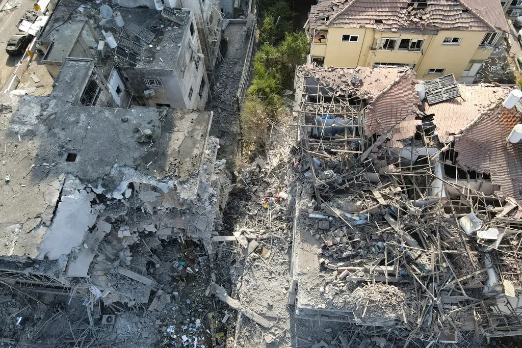 ▲伊朗於當地時間13日晚上發動「真承諾3號」（True Promise 3）軍事行動，發射數波飛彈反擊以色列，以色列雖有引以為傲的「鐵穹」飛彈防禦系統攔截，但仍有多處市區建築遭到飛彈波及，最新已確定至少有3人死亡，數十人受傷。（圖／美聯社／達志影像）