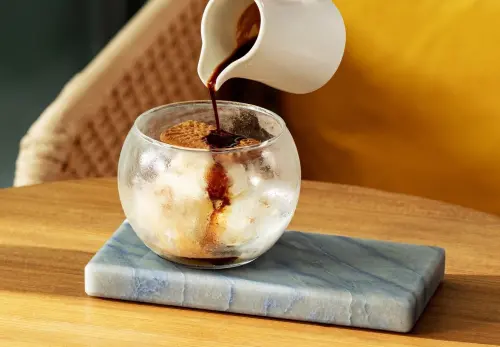 ▲傳統做法的affogato配方，應該就是香草冰淇淋結合熱濃縮咖啡（espresso）。（圖／翻攝金馬賓館當代美術館ALIEN Art）