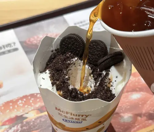 ▲網友突發奇想，點了杯美式咖啡來搭配花生口味冰炫風，變成了好似affogato的味道。（圖／翻攝Dcard）