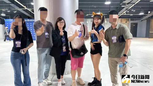 ▲李珠珢（右2）在臺北大巨蛋後台遇到昔日經紀公司高層，興奮地上前攀談，並拉著富邦育樂總經理陳昭如（左3）一同合照。（圖／記者張一笙攝）