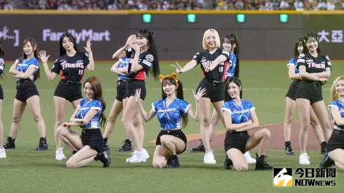 ▲李珠珢（前排中）與前起亞虎隊友和現任隊友Fubon Angels一同表演開場舞。（圖／記者張一笙攝）