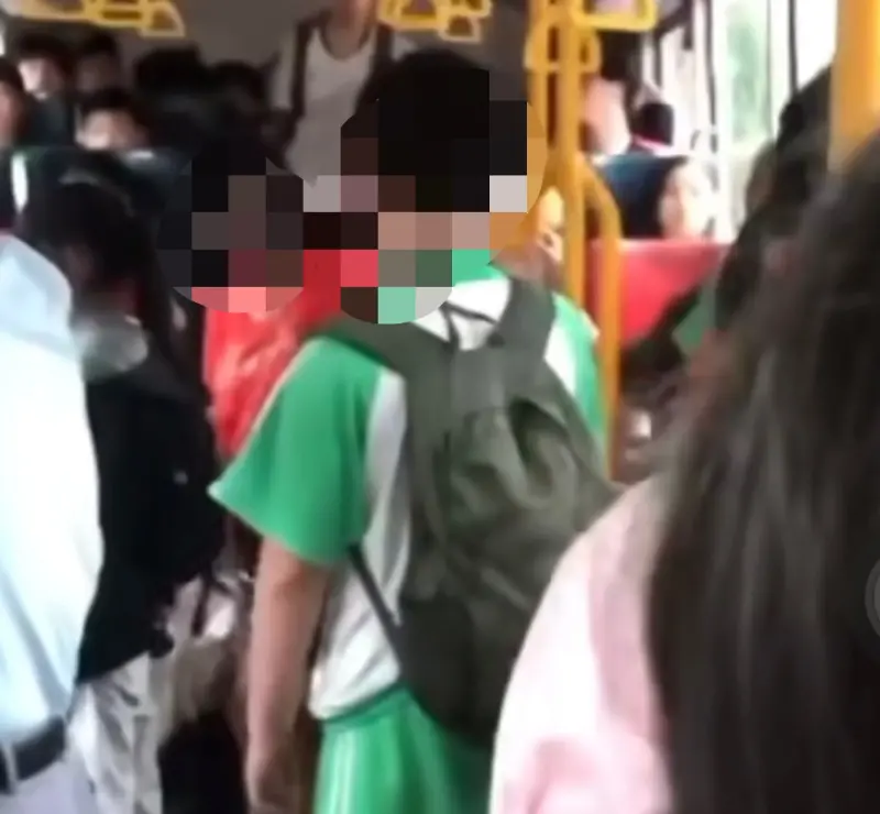 ▲ 一名學生在公車上讓座後，大媽還是不放過她，狂噴他逾2分鐘，導致學生崩潰大哭。（圖／翻攝畫面）