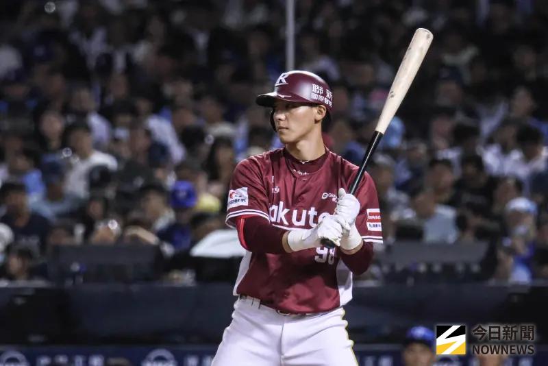 ▲樂天桃猿開路先鋒陳晨威今（14）日面對富邦悍將，合計5打數無安打，連續安打場次停留在33場，儘管球隊贏球，賽後仍難掩失落情緒，總教練古久保健二仍稱讚他是樂天桃猿的驕傲，好友、捕手張閔勛則獻上愛的抱抱安慰他。（圖／記者朱永強攝，2025.06.14）